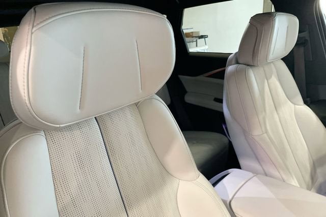 2024 Cadillac LYRIQ Luxury 1